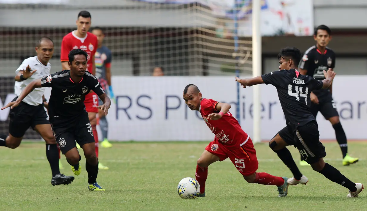 Gelandang Persija Jakarta, Riko Simanjuntak, berusaha melewati pemain PSIS Semarang pada laga Liga 1 di Stadion Patriot, Bekasi, Minggu (15/9). Persija menang 2-1 atas PSIS. (Bola.com/M Iqbal Ichsan)