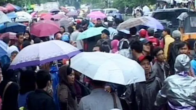 [VIDEO] Gangguan Sinyal, Penumpang KRL Telantar di Manggarai