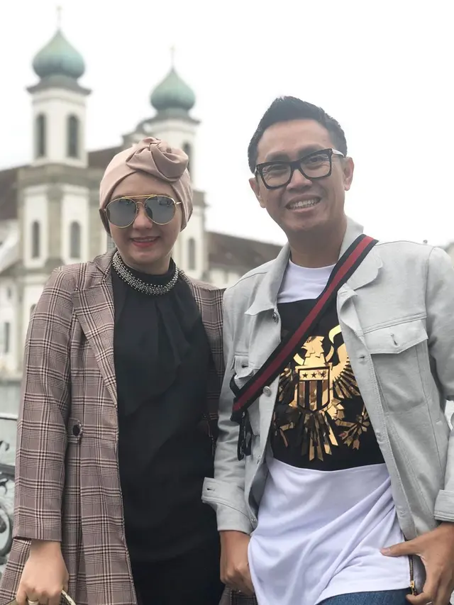 Potret Padu Padan Busana Eko Patrio dan Istri