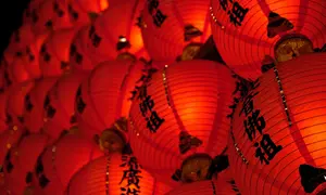 Ilustrasi lampion Tahun Baru China, Imlek. (Photo by Henry & Co. on Unsplash)