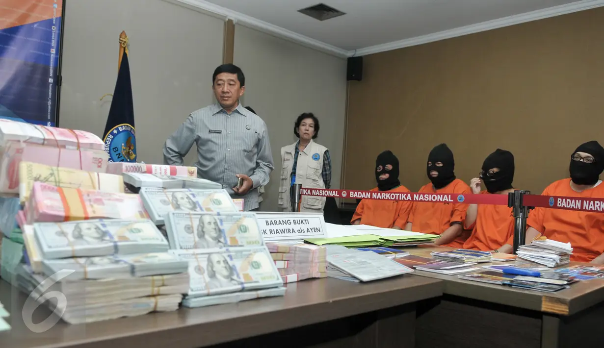 Sejumlah tersangka dihadirkan saat pengungkapan tindak pidana pencucian uang (TPPU) hasil kejahatan narkotika senilai Rp2,7 triliun di Gedung BNN, Cawang, Jakarta, Selasa (25/10). Pengungkapan disertai penangkapan tujuh pelaku. (Liputan6.com/Yoppy Renato)