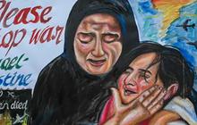Senyum Singkat Gadis Kecil Mungil Palestina saat Diberi Permen, Arti Sorot Matanya Begitu Dalam