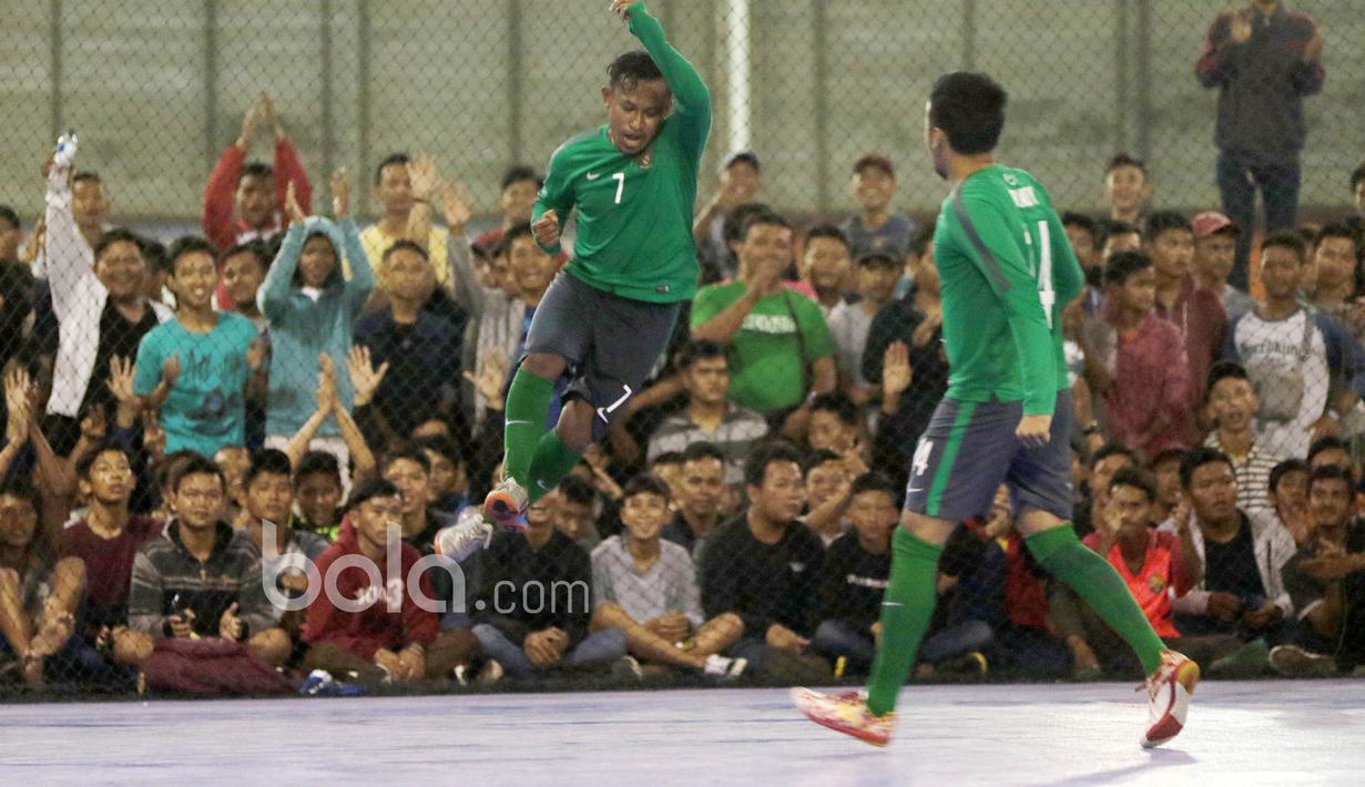 Pemain Timnas Futsal Indonesia, Jaelani (kiri) merayakan golnya ke gawang BJL 2000 pada laga Uji Coba di Lapangan Futsal Tifosi Sport Center, Jakarta, (14/1/2017). Timnas menang 7-5. (Bola.com/Nicklas Hanoatubun)