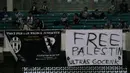 Beberapa suporter membentangkan spanduk dukungan buat negara Palestina saat menyaksikan laga persahabatan ISL All Stars vs Juventus di Stadion GBK, Jakarta, (6/8/2014). (Liputan6.com/Helmi Fithriansyah)