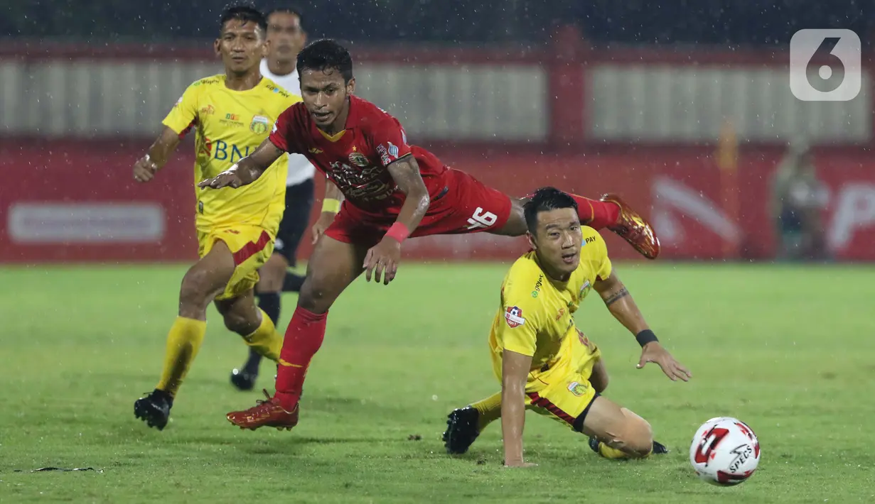 Pemain tengah Persija, Osvaldo Haay (tengah) berebut bola dengan bek Bhayangkara FC, Lee Wonjae pada lanjutan Shopee Liga 1 Indonesia di Stadion PTIK, Jakarta, Sabtu (14/3/2020). Laga kedua tim berakhir imbang 2-2. (Liputan6.com/Helmi Fithriansyah)