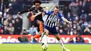 Pemain Brighton and Hove Albion, Dan Burn, berebut bola dengan gelandang Chelsea, Willian, pada laga Premier League di Stadion AMEX, Rabu (1/1/2020). Kedua tim bermain imbang 1-1. (AP/(Gareth Fuller)