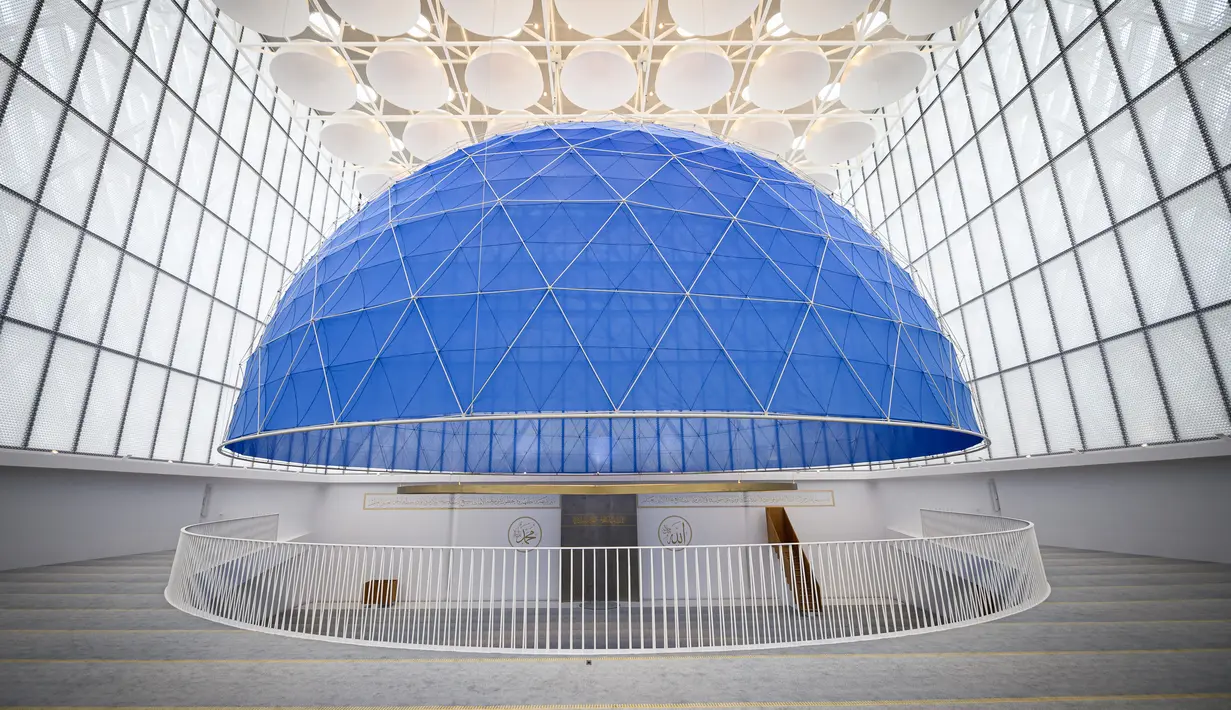 Ruang salat di dalam masjid pertama Slovenia di Ljubljana pada Senin (3/2/2020). Sebuah kubah besar berwarna biru mendominasi bagian dalam masjid, mengingatkan pada masjid-masjid terkenal seperti Masjid Biru di Istanbul, Turki. (Photo by Jure Makovec / AFP)