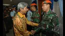 Wakil Menlu AM Fachir menyalami personel TNI yang tergabung dalam tim evakuasi WNI dari wilayah Yaman di Lapangan Udara Halim Perdana Kusuma, Jakarta, Kamis (2/4/2015). (Liputan6.com/Herman Zakharia)