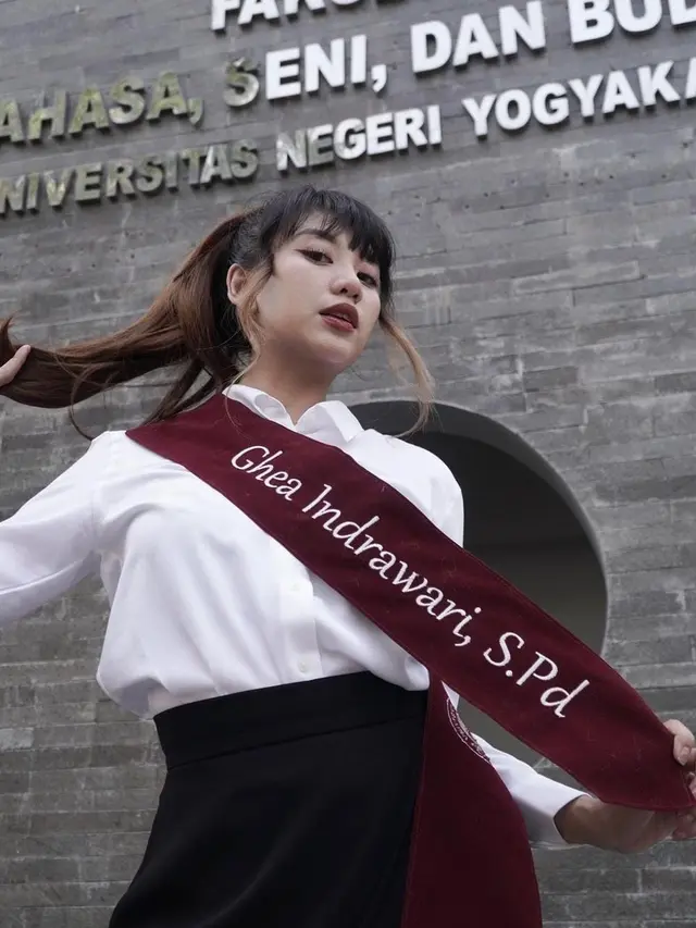 Ghea Indrawari baru saja lulus kuliah di Universitas Negeri Yogyakarta, dia pun memberikan kabar bahagia tersebut di akun instagramnya
