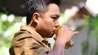 10 Ciri Kepribadian Orang Mengangkat Jari Kelingking saat Minum, Terkait Sopan Santun?