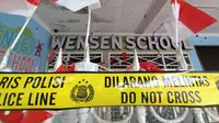 Garis polisi melintang di pagar daycare sekaligus PAUD Wensen School, Jalan Putri Tunggal No. 42, Cimanggis, Depok. Di lokasi ini terjadi kekerasan terhadap anak yang dilakukan oleh pemilik sekolah, Meita Irianty (MI). (Liputan6.com/Dicky Agung Prihanto)