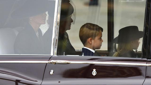 Pangeran George, Putri Charlotte, Kate Middleton, serta Camilla dalam Pemakaman Ratu Elizabth II. (Foto: Hannah McKay/Pool Photo via AP)