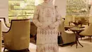 Kesha Ratuliu tampil dengan long dress coklat bercorak lengan panjang senada dengan kerudung polosnya. Sambil membawa tas Dior hitam. [@kesharatuliu05]