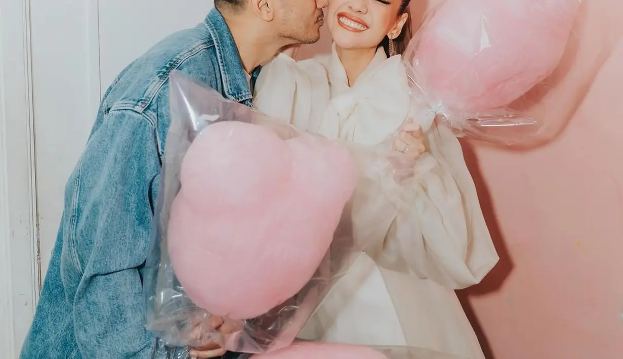 Dalam potret yang diunggahnya, terlihat bahwa penyanyi yang kerap disapa Unge itu mendapat kejutan cotton candy berwarna merah muda. [@tikoaryawardhana]