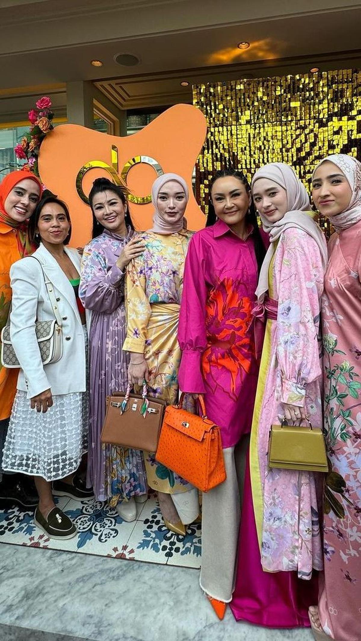 Baru-baru ini, dua perempuan cantik ini bertemu di sebuah acara peluncuran busana untuk nuansa Ramadan.