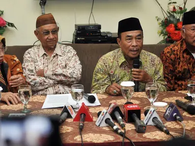 Sesepuh PPP, Lukman Hakim Hasibuan (kedua kanan) ketika memberi keterangan pers di Jakarta, Kamis (18/2). Para sesepuh mengajak kedua kubu yakni Djan Farid dan Romahurmuziy segera mengakhiri perseteruan dengan segera islah. (Liputan6.com/Johan Tallo)