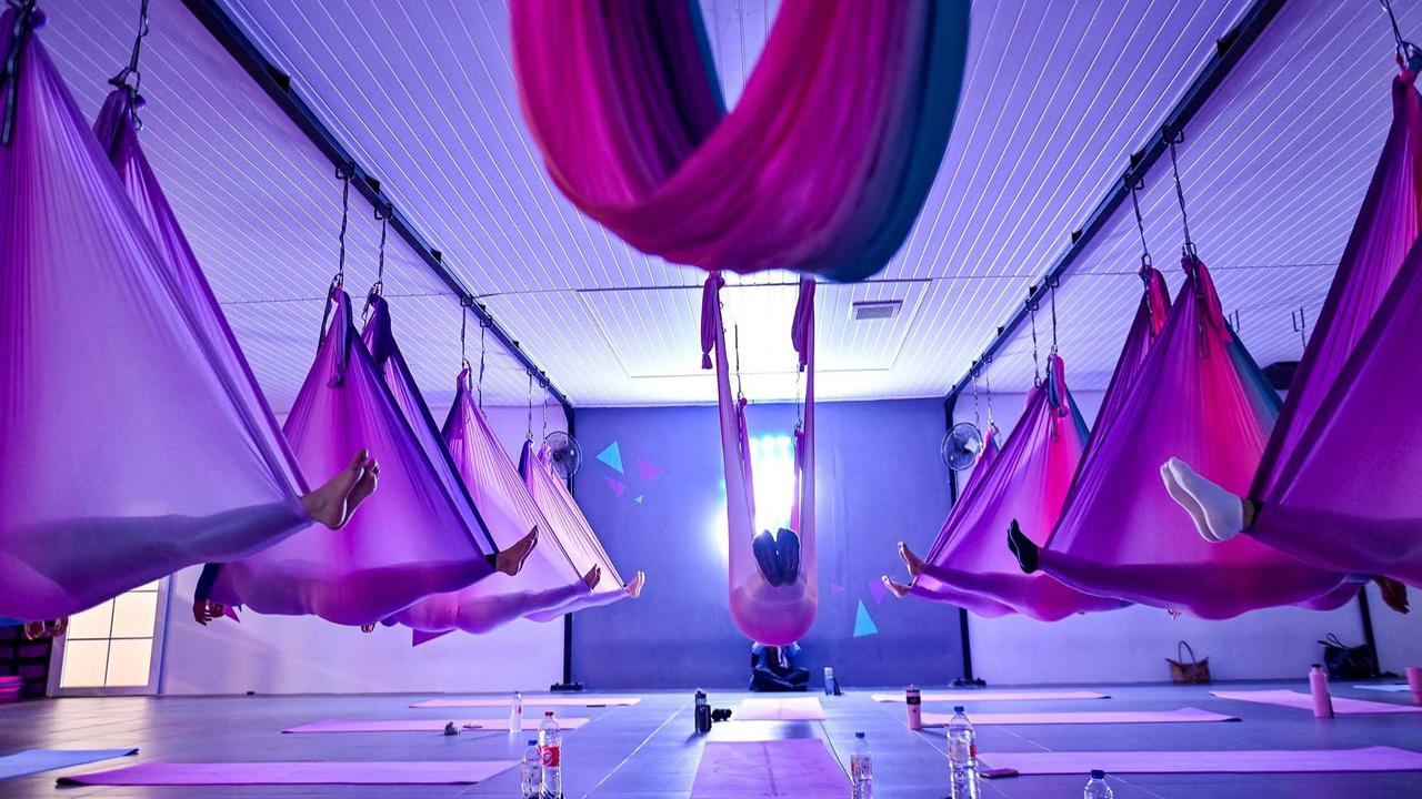 FOTO: Melayang Bebas di Ujung Kain, Tren Aerial Yoga Kian Digemari Kaum Perempuan Banda Aceh