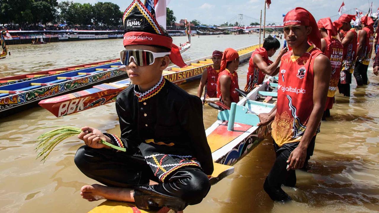 Foto: Aksi Penari Cilik Dika Warnai Semarak Pacu Jalur di Sungai Kuantan