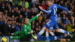 Andre Schurrle membuka keunggulan Chelsea atas Manchester City memanfaatkan crossing mendatar dari Fernando Torres (AFP/Glyn Kirk)
