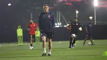 Pelatih Timnas Bahrain, Dragan Talajic mempimpin sesi latihan perdana di Jakarta pada Sabtu (22/03/2025) WIB malam.