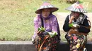 Sejumlah petani Kendeng menyantap makanan saat aksi di depan Istana Negara, Jakarta, Kamis (2/8). Dalam aksinya, mereka melakukan tradisi Brokohan atau makan bersama nasi aneka urap yang sebelumnya didoakan. (Liputan6.com/Helmi Fithriansyah)