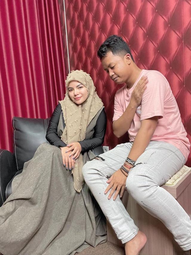 Demo Pakai Bikini, Ini 7 Potret Dinar Candy Pakai Hijab yang Bersahaja