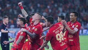 Berkat tiga poin dari laga kontra Bhayangkara FC, Persija naik ke posisi tiga klasemen menggeser Malut United. Sementara Bhayangkara ada di urutan sepuluh. (Bola.com/M Iqbal Ichsan)