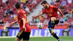 Pada menit awal permainan, Spanyol mendominasi penguasaan bola. Gaya bermain tim asuhan Luis Enrique begitu khas dengan umpan-umpan pendeknya dan dominasi bola. Meski begitu pertahanan Portugal sangat kokoh untuk dibongkar oleh mereka. (Foto: AFP/Javier Soriano)