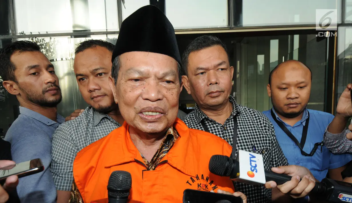 Wali Kota Mojokerto, Masud Yunus memberi keterangan kepada awak media usai menjalani pemeriksaan oleh penyidik di gedung KPK, Jakarta, Rabu (8/5). Masud Yunus resmi ditahan untuk 20 hari kedepan untuk mempermudah pemeriksaan. (Merdeka.com/Dwi Narwoko)