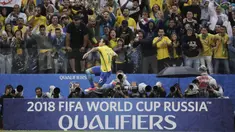 Bintang Brasil, Neymar merayakan golnya ke gawang Paraguay pada laga Kualifikasi Piala Dunia 2018 zona Conmebol di Arena Corinthians Stadium,  Sao Paulo, Brasil, Selasa (28/3/2017). Brasil menang 3-0. (AP/Andre Penner)