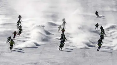 Atlet ski Korea Selatan dan Korea Utara mengikuti sesi pelatihan bersama di resor ski Masik Pass di Korea Utara, (1/2). Para pemain ski dan skater Korut tiba di bandara Korsel untuk berpartisipasi dalam Olimpiade Musim Dingin. (Korea Pool/Yonhap via AP)