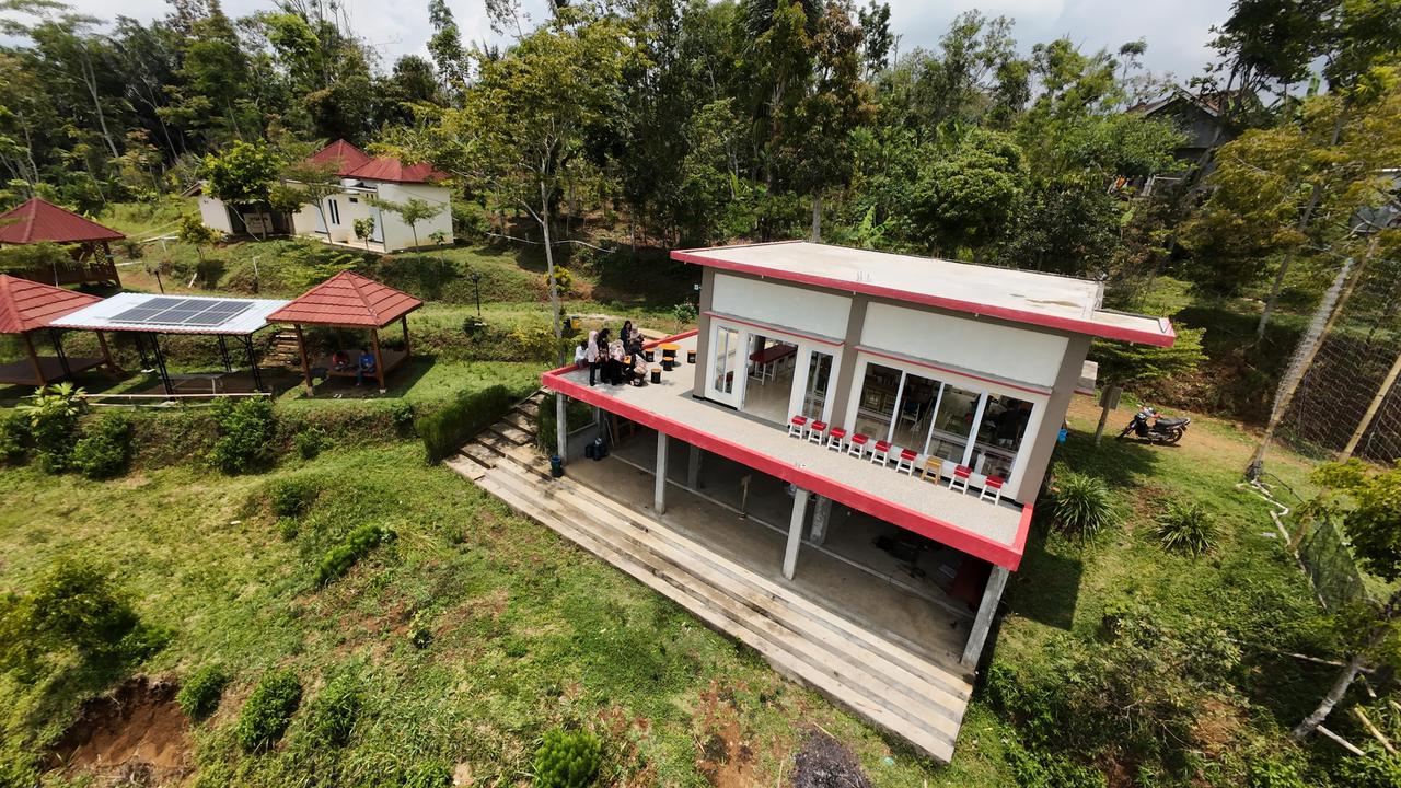 Dua kelompok mahasiswa penerima Beasiswa Pertamina Sobat Bumi (Beasiswa SoBI), mulai melaksanakan program green initiative, dengan pengembangan desa pariwisata di daerahnya masing-masing. (Liputan6.com/Jayadi Supriadin)