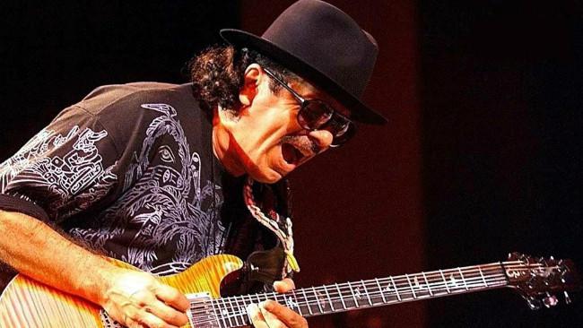 Carlos Santana. (Sumber Wikimedia Commons)