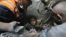 Warga Palestina mencoba menarik seorang anak keluar dari reruntuhan bangunan yang hancur akibat serangan udara Israel di kamp pengungsi Jabaliya, Jalur Gaza utara, Rabu, 1 November 2023. (AP Photo/Abed Khaled)