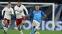 Pemain Napoli Stanislav Lobotka (kanan) menggiring bola menjauh dari para pemain Napoli pada pertandingan sepak bola Liga Italia di Stadion Diego Armando Maradona, Naples, Italia, 29 Januari 2023. Napoli makin kokoh puncaki klasemen sementara Liga Italia usai mengalahkan AS Roma dengan skor 2-1. (Alessandro Garofalo/LaPresse via AP)