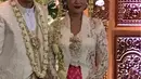 Pernikahan Titi dan Adrianto pengusaha taksi kenamaan itu berlangsung di kediaman orangtua mempelai pria. Akad nikah berjalan lancar dan khidmat mulai pukul 08.30 WIB. (dok. Instagram)
