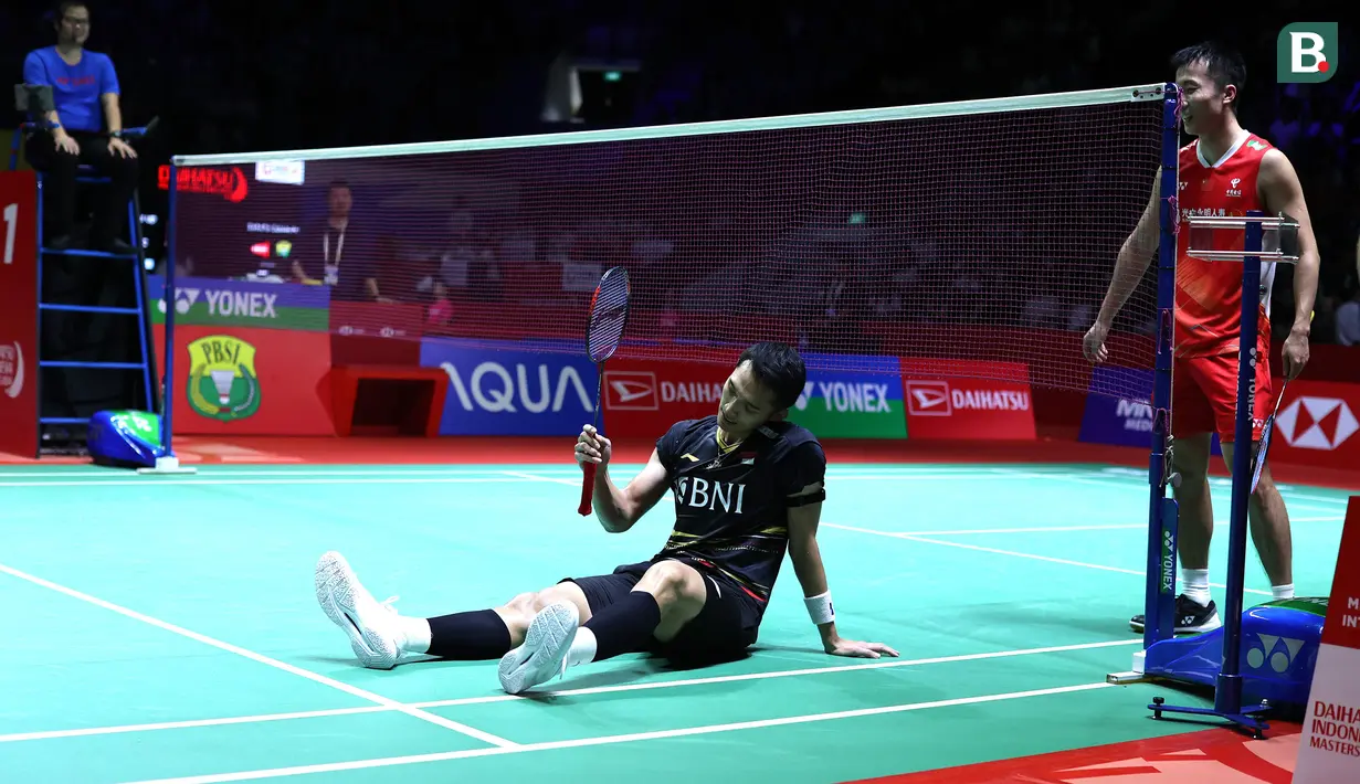 <p>Reaksi kecewa tunggal putra Indonesia, Jonatan Christie setelah dikalahkan wakil China, Lu Guang Zu pada laga babak 32 besar Indonesia Masters 2024 di Istora Senayan, Jakarta, Rabu (24/1/2024). Jonatan Christie kalah rubber game 21-19, 19-21 dan 19-21. (Bola.com/M Iqbal Ichsan)</p>