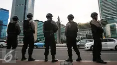 Sejumlah Anggota Brimob saat berjaga di sekitar Bundaran HI, Jakarta, Kamis (24/12). Polda Metro Jaya mengerahkan 8.978 personel untuk operasi lilin jaya 2015 dalam rangka pengamanan Natal 2015 dan tahun baru 2016. (Liputan6.com/Faizal Fanani)
