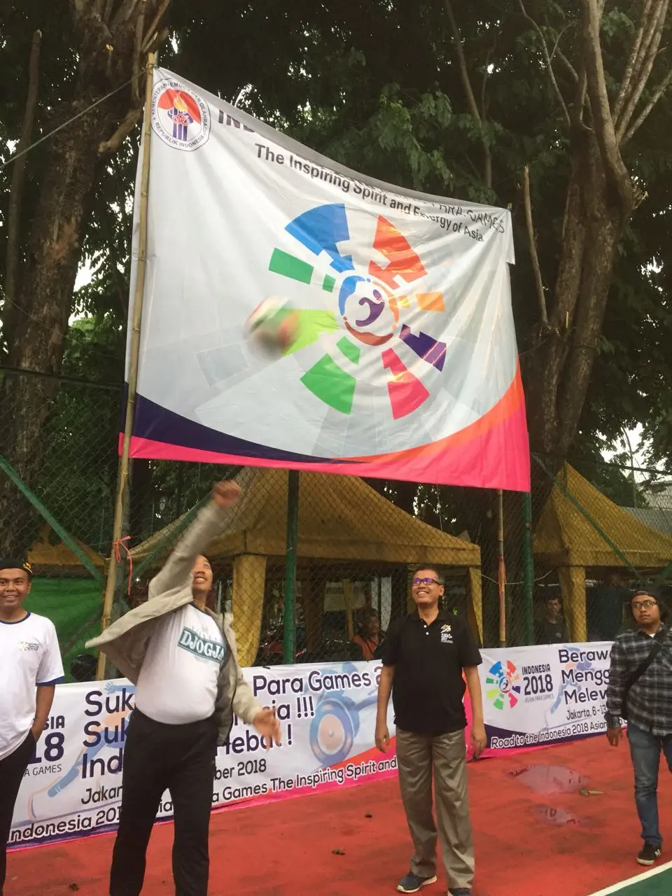 Logo Asian Para Games tampak di arena diselenggarakannya Gala Desa di Karawang (dok: Kemenpora)