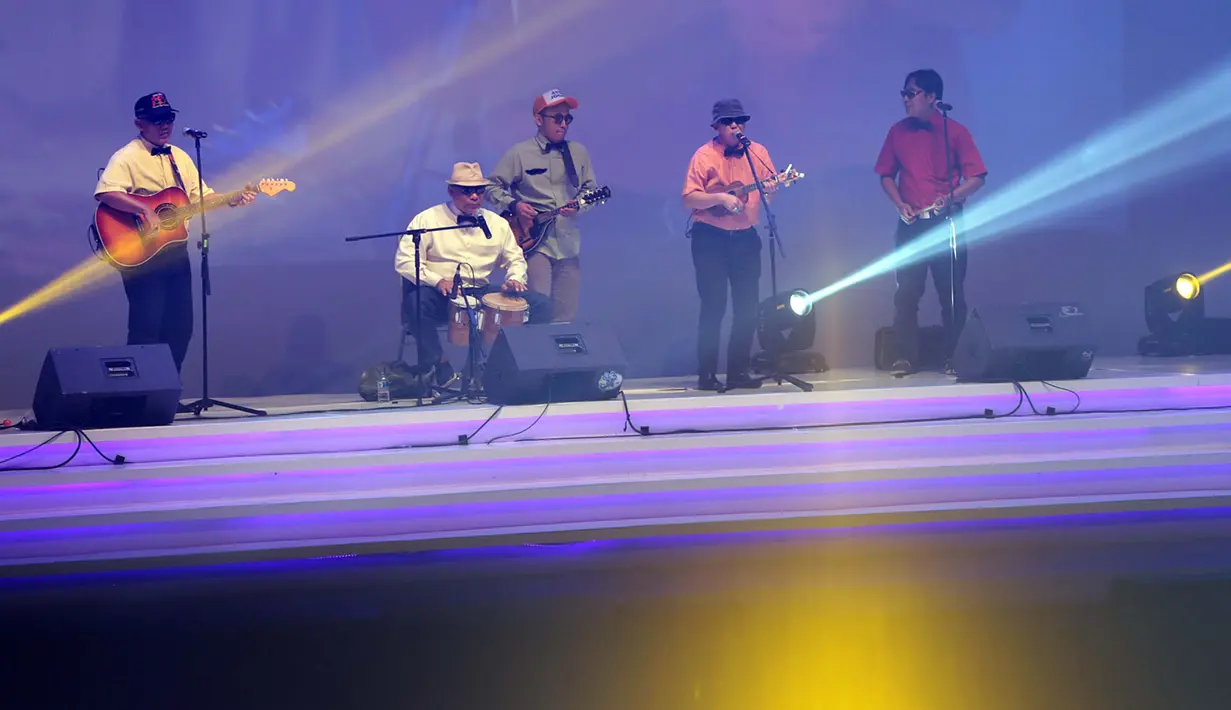 Dalam konser Nostalgia 80’s Are Back, penampilan Swara Mahardika yang diiringi Tohpati Orchestra menjadi penutup koner dengan lagu berjdul Damai yang dibawakan keduanya. (Deki Prayoga/Bintang.com)