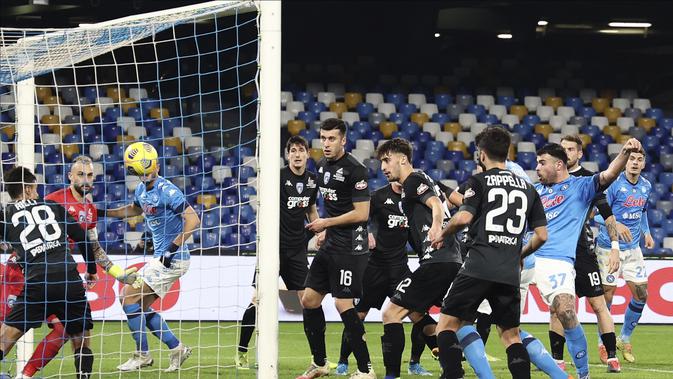 Andrea Petagna dari Napoli mencetak gol ketiga dan penentu timnya pada laga babak 16 besar Piala Italia antara Napoli dan Empoli, di stadion Diego Armando Maradona di Naples, Italia, Rabu, 13 Januari 2021. (Alessandro Garofalo / LaPresse melalui AP)