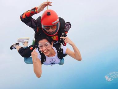 Menikmati serunya skydiving saat liburan ke Dubai, momen terjun dari atas pesawat ini tentu sangat menegangkan. Namun bagi Medina pengalamanan malah terlihat menyenangkan, seperti posenya di depan kamera yang sambil tersenyum tersebut. (Liputan6.com/IG/@medinadinaaa)