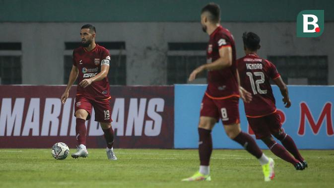 Bek Borneo FC, Javlon Guseynov (kiri) mengontrol bola saat melawan Persebaya dalam laga pekan pertama BRI Liga 1 2021/2022 di Stadion Wibawa Mukti, Cikarang, Sabtu (04/09/2021). Borneo FC menang 3-1. (Foto: Bola.com/Bagaskara Lazuardi)