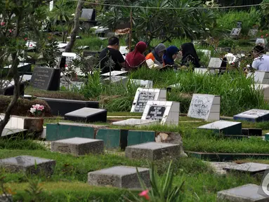 Suasana pemakaman umum di TPU Karet Bivak, Jakarta, Minggu (11/1/2015). (Liputan6.com/Miftahul Hayat)