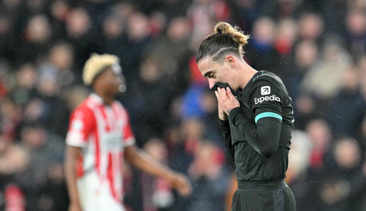 Rentetan kemenangan Liverpool di Liga Champions 2024/2025 akhirnya terhenti di markas PSV Eindhoven pada Matchday kedelapan Liga Champions di Phillips Stadium, Kamis (30/1/2025) dini hari WIB. (AFP/Nicolas Tucat)