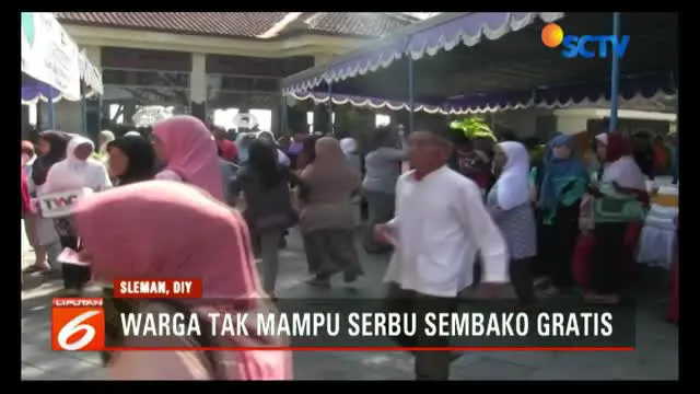 Warga sekitar Candi Prambanan dan Ratu Boko, Sleman, DI Yogyakarta, berlomba dapatkan 1500 paket sembako murah.