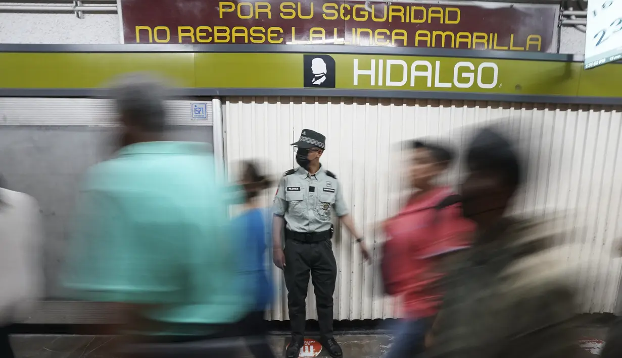 Seorang anggota Garda Nasional Meksiko berjaga di stasiun kereta bawah tanah di Mexico City, Kamis (12/1/2023). Wali Kota Mexico City mengatakan lebih dari 6 ribu petugas Garda Nasional akan ditempatkan di sistem kereta bawah tanah kota setelah serangkaian kecelakaan yang menurut para pejabat bisa jadi karena sabotase. (AP Photo/Fernando Llano)