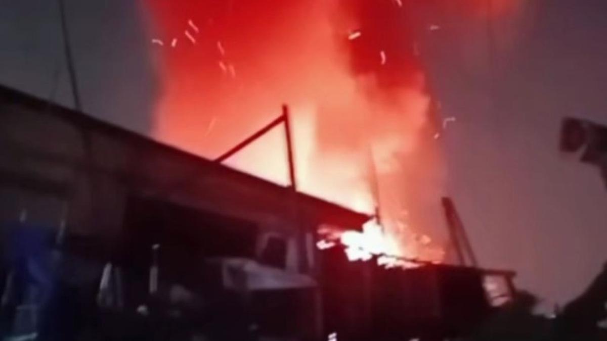 11 Mobil Damkar Padamkan Kebakaran Rumah Dinas TPU di Jatinegara Jaktim