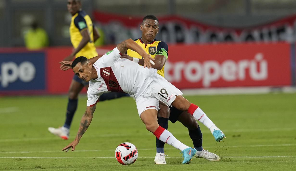 Memasuki pertengahan babak pertama, pertandingan berjalan alot. Peru yang unggul dalam penguasaan bola masih kesulitan menembus jantung pertahanan Ekuador. (AP/Martin Mejia)