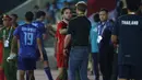 Pemain Timnas Indonesia U-23, Marc Klok disalami pelatih Thailand Alexander Polking. (Bola.com/Ikhwan Yanuar)